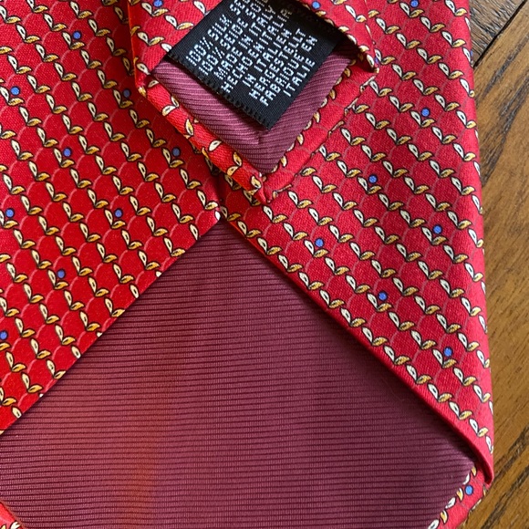 Tie rack ‘Beaufort’ red with gold leaves and blue dots - Picture 3 of 5